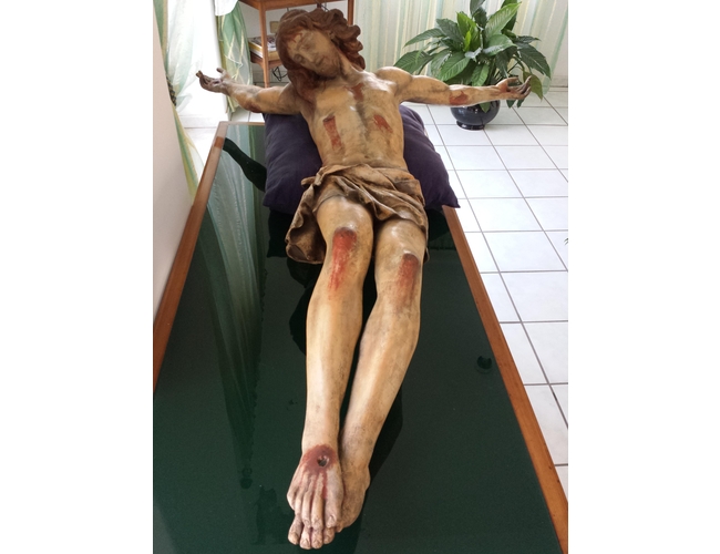 Restauri di chiesa: Antonietta Righi nei restauri di statue, crocifissi, arredi sacri, oggetti 